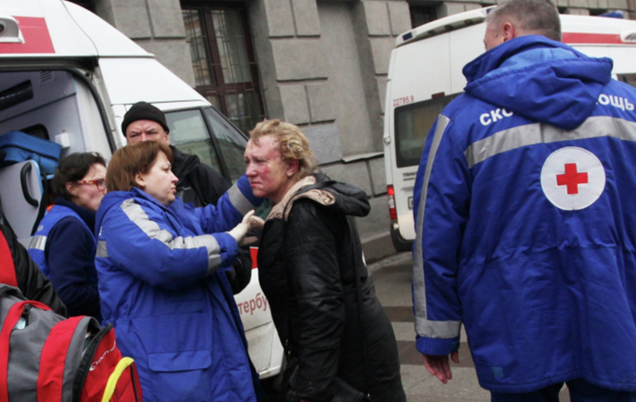 Эвакуация пострадавших в результате взрыва со станции метро «Технологический институт» в Санкт-Петербурге, 3 апреля 2017 г.