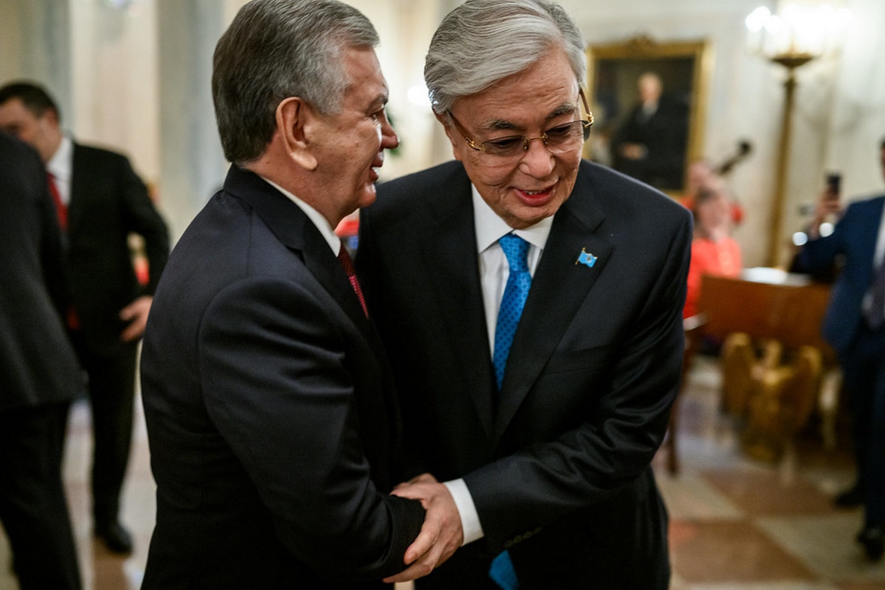 Нечаянная радость президента Республики Узбекистан Шавката Мирзиёева и президента Республики Казахстан Касым-Жомарта Токаева.