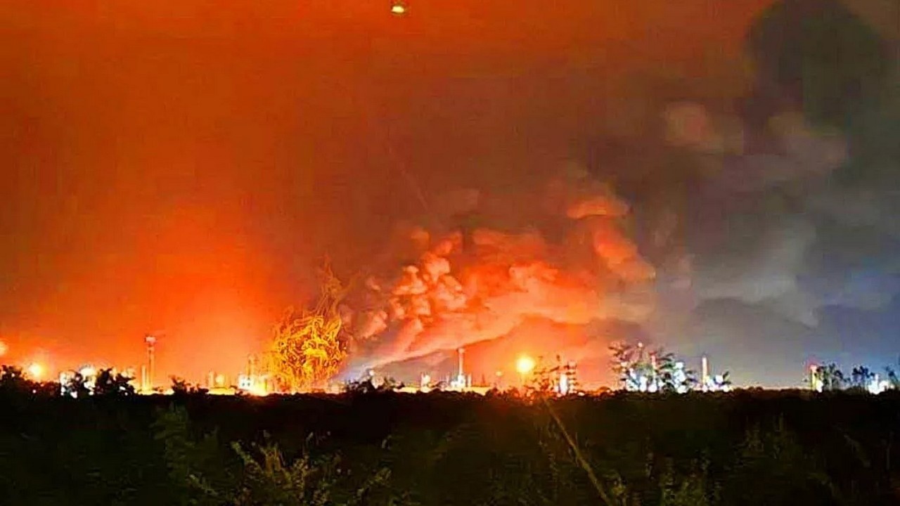 Пожар на заводе нефтегазовой компании MOL под Будапештом.