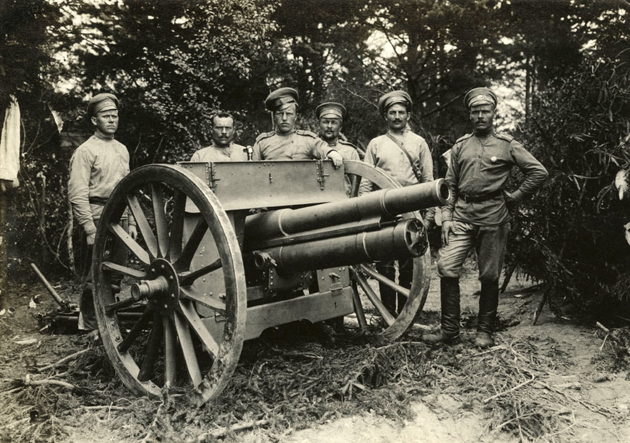 Русское 3-дюймовое (76 мм) полевое орудие образца 1902 года с расчётом.