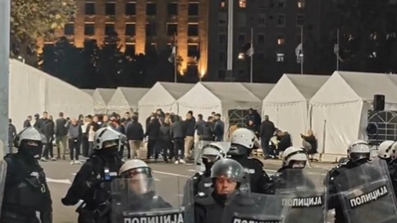Полиция оцепила лагерь сторонников президента Вучича.