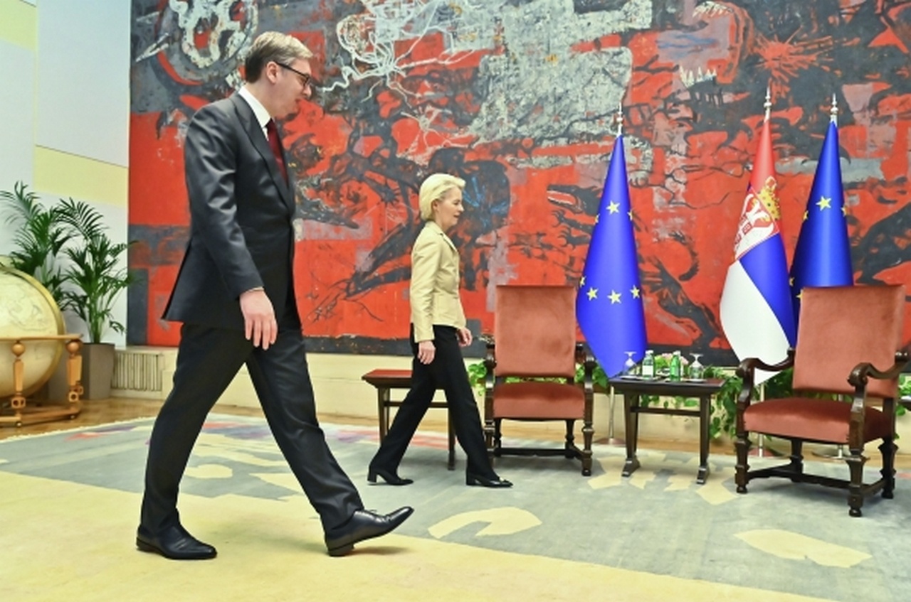 Евровожатый указывает Сербии «правильный» путь.