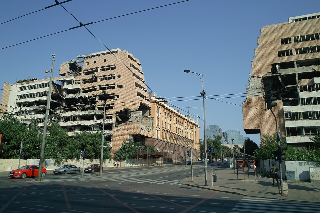 Здание Генштаба Югославии, разрушенное варварскими бомбардировками НАТО.