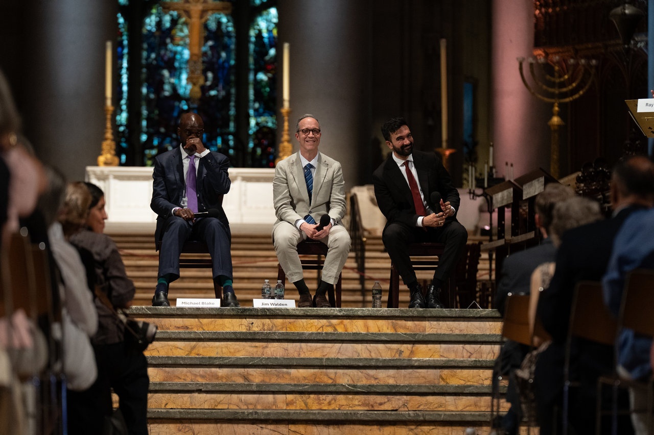 Кандидаты на пост мэра от Демократической партии Майкл Блейк, Джим Уолден и Зохран Мамдани во время мероприятия «Форум кандидатов на пост мэра: все веры, все кандидаты» в соборе Святого Иоанна Богослова.