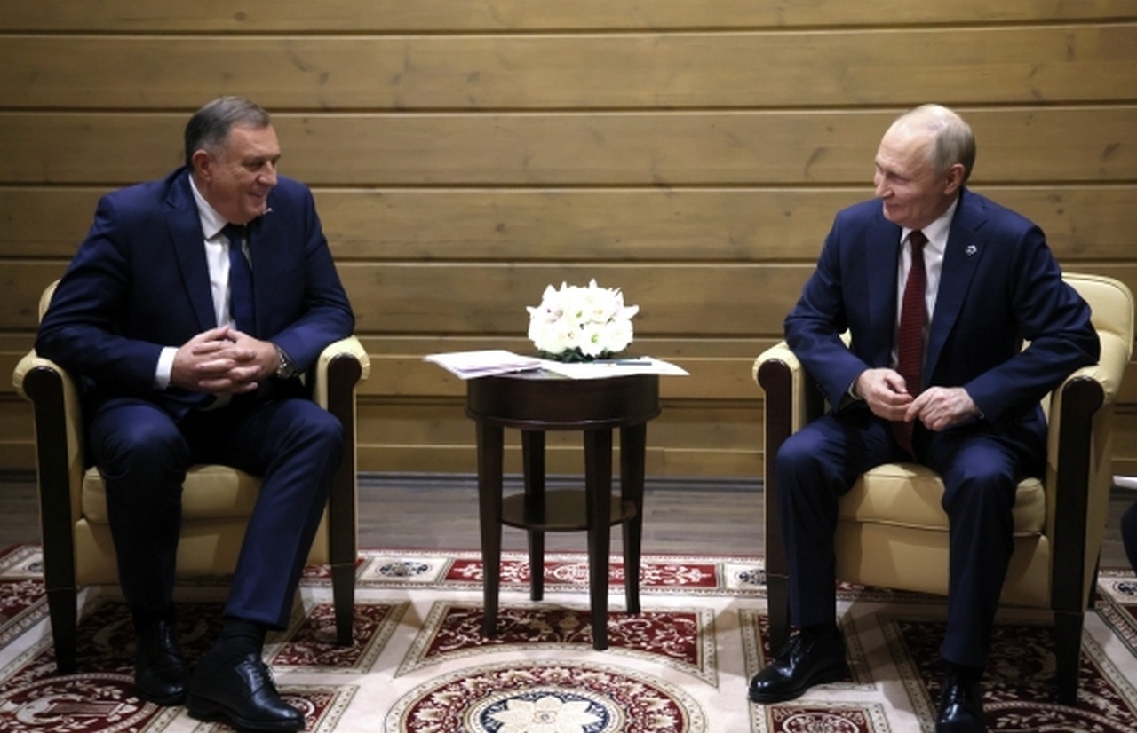 Президент РФ Владимир Путин и президент Республики Сербской Боснии и Герцеговины Милорад Додик во время встречи, 2 октября 2025 г.