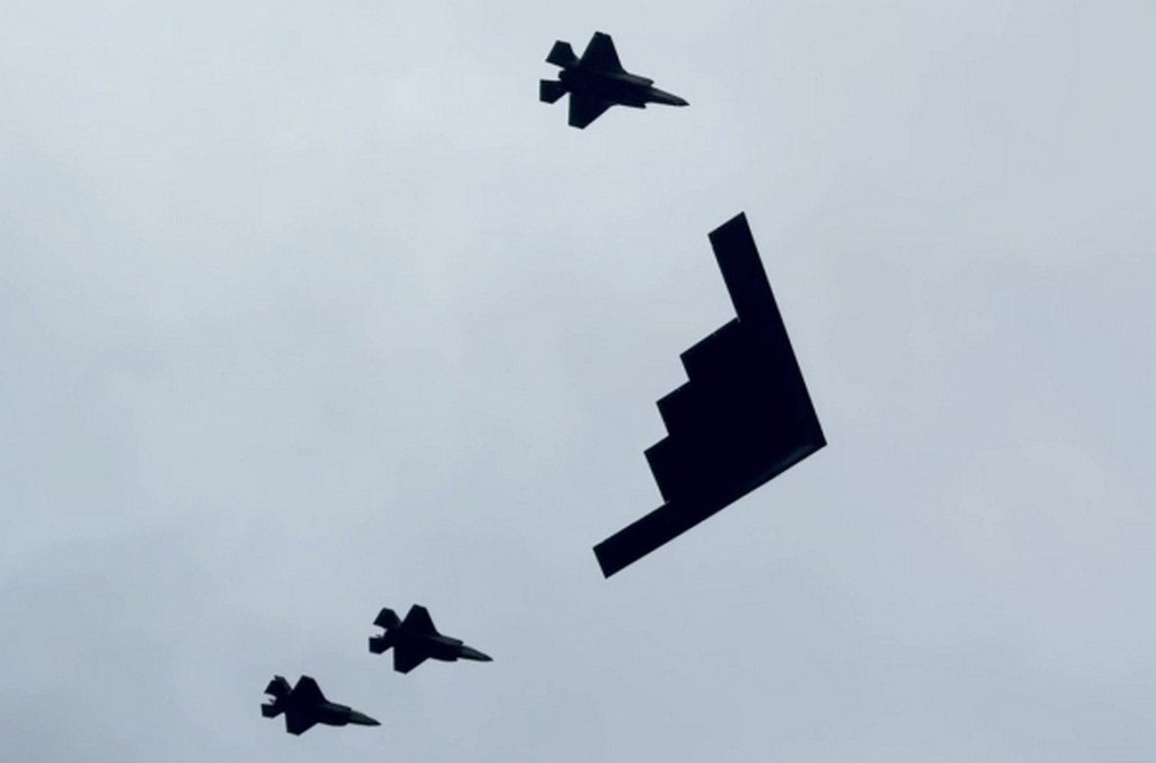 Пролёт авиагруппы во время встречи президентов на военной базе Эльмендорф-Ричардсон.