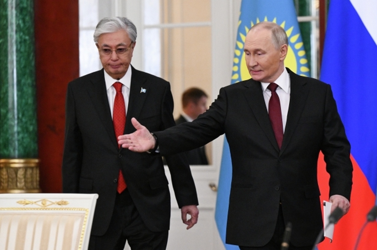 Президенты перед церемонией подписания документов по итогам российско-казахстанских переговоров.