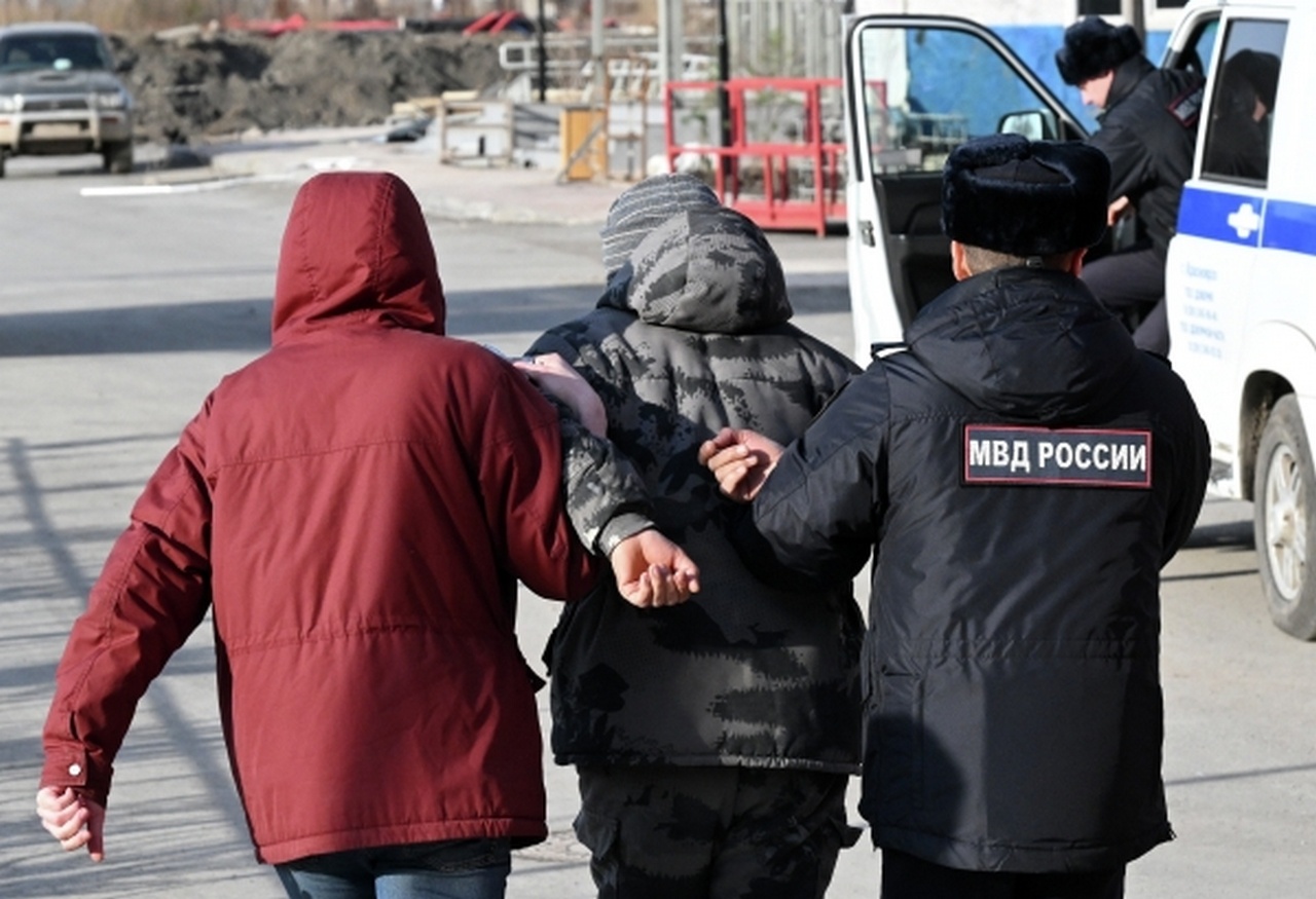 Задержание иностранного трудового мигранта во время рейда по выявлению незаконно находящихся на территории России граждан на одной из строек в Красноярске.