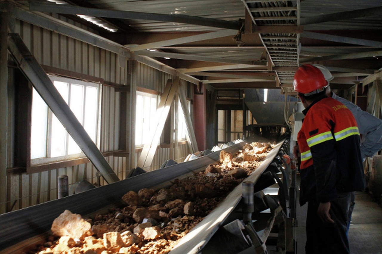 На золоторудном месторождении Тарор в Таджикистане.