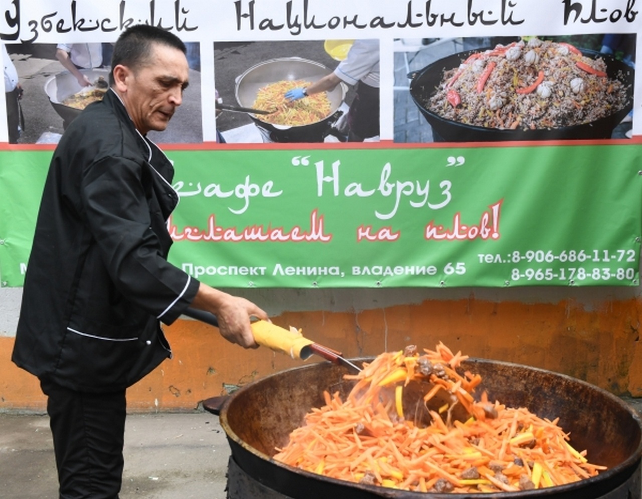 Повар узбекского кафе готовит плов на праздновании Дня культуры народов Центральной Азии в рамках общегородского проекта «Москва многонациональная».