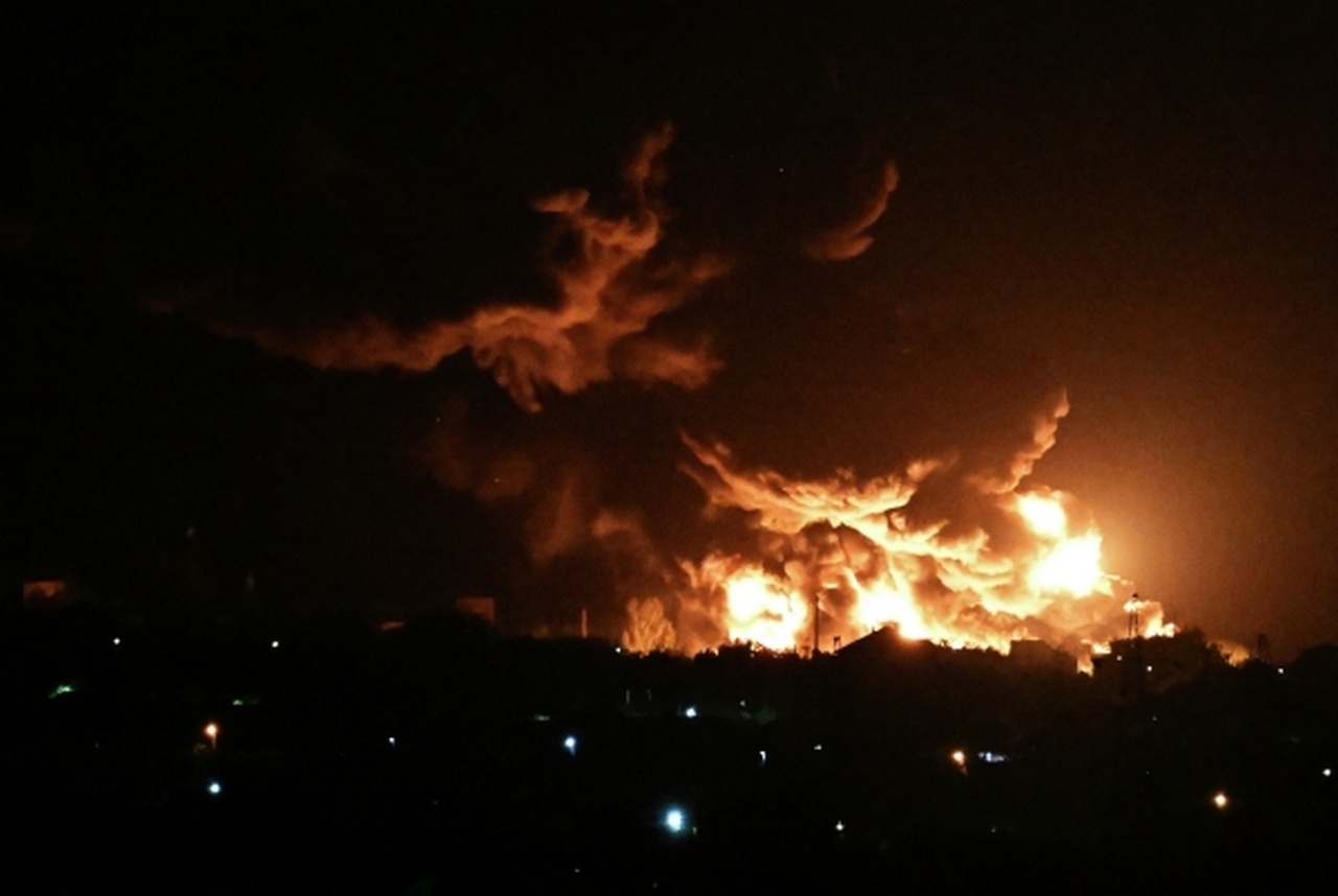 Пожар на нефтебазе после провокационного удара ВСУ в Луганске, июнь 2025 г.