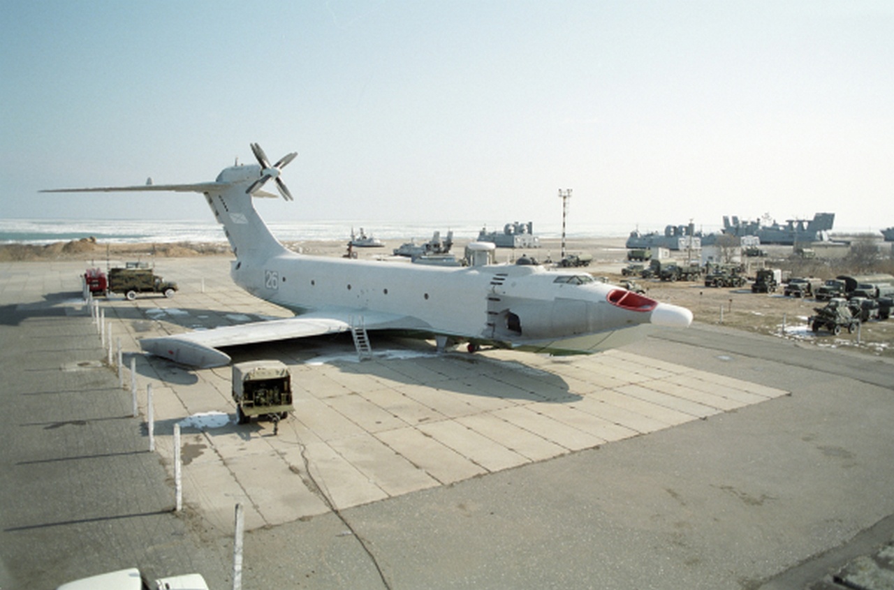 Экраноплан десантный 414-го отдельного батальона морской пехоты в аэропорту города Каспийска, 1 июня 2003 г.