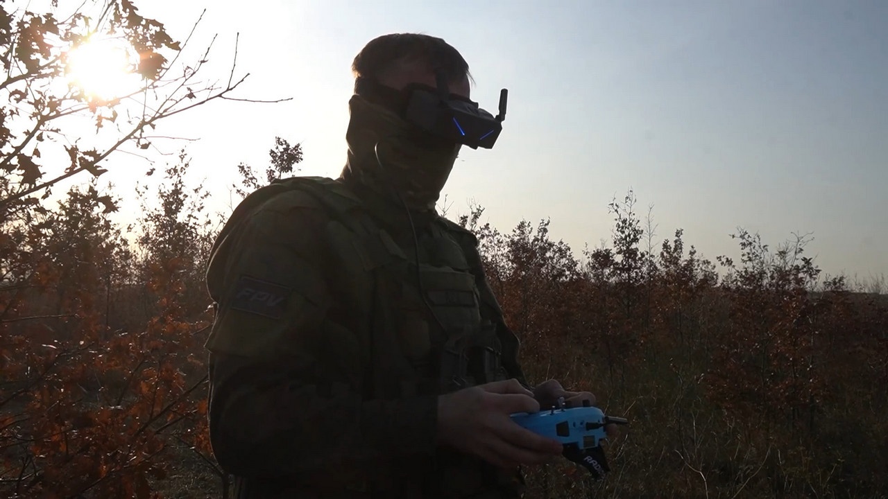 Операторы БПЛА группировки «Днепр» осваивают управление FPV-дронами.