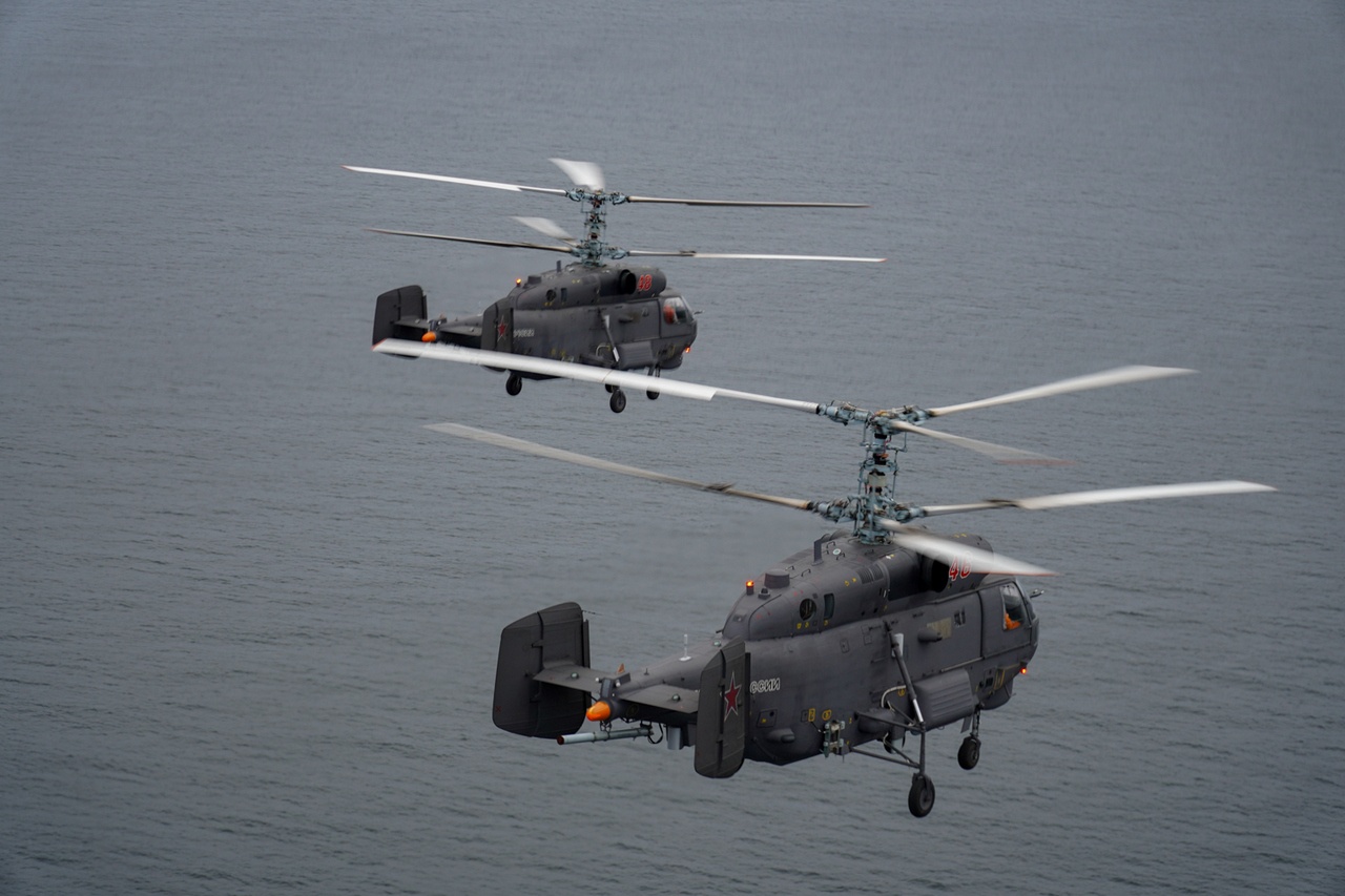 Экипажи противолодочных вертолётов Северного флота отработали приёмы противолодочной борьбы.