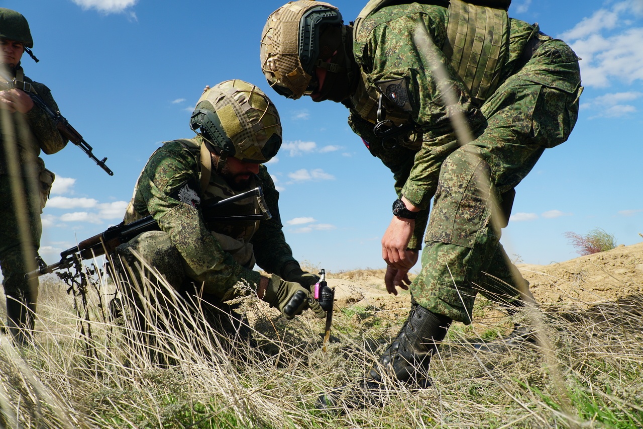 Военнослужащие отрабатывают установку минно-взрывных заграждений в учебном центре ЮВО.