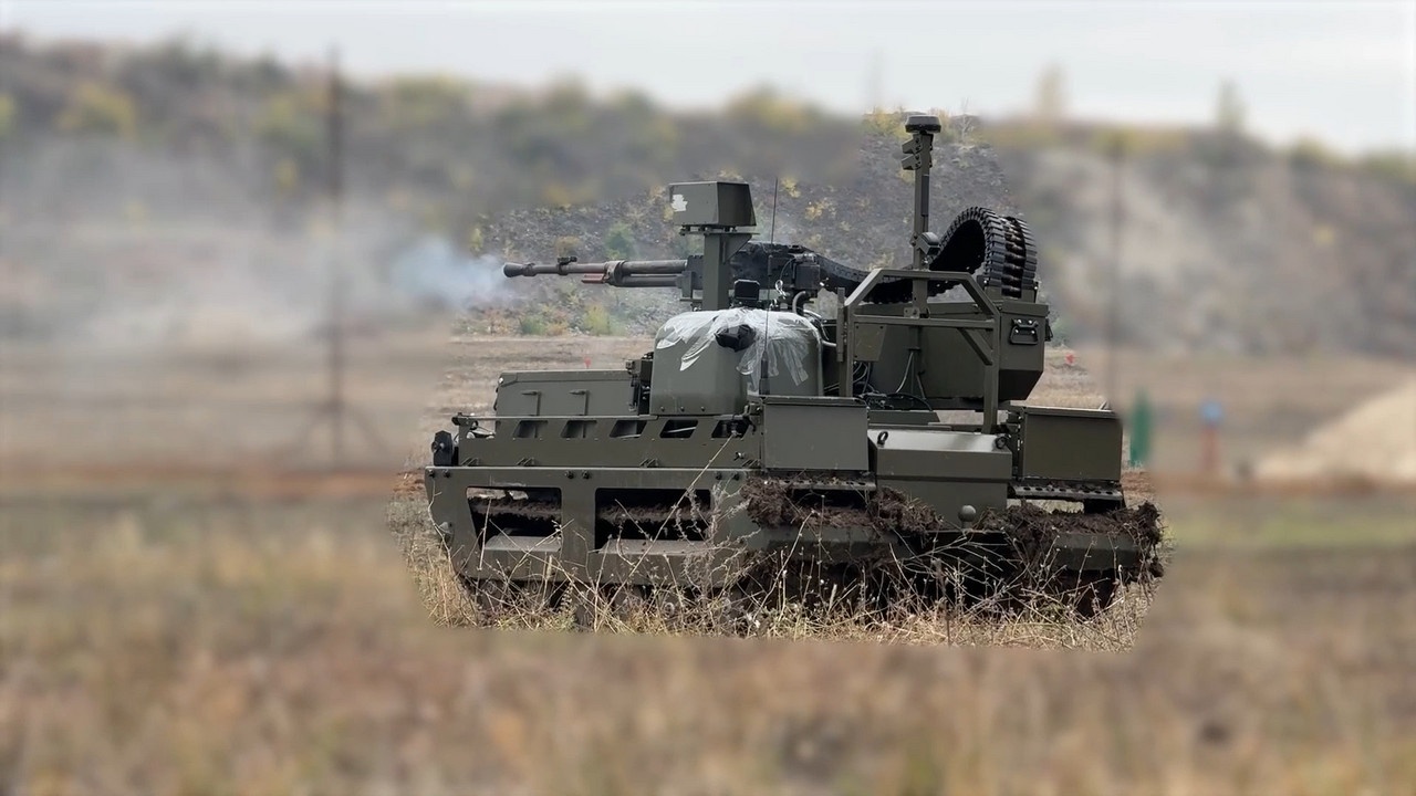 Операторы робототехнических комплексов «Курьер» 68-го АК группировки «Центр» выполняют огневые упражнения.