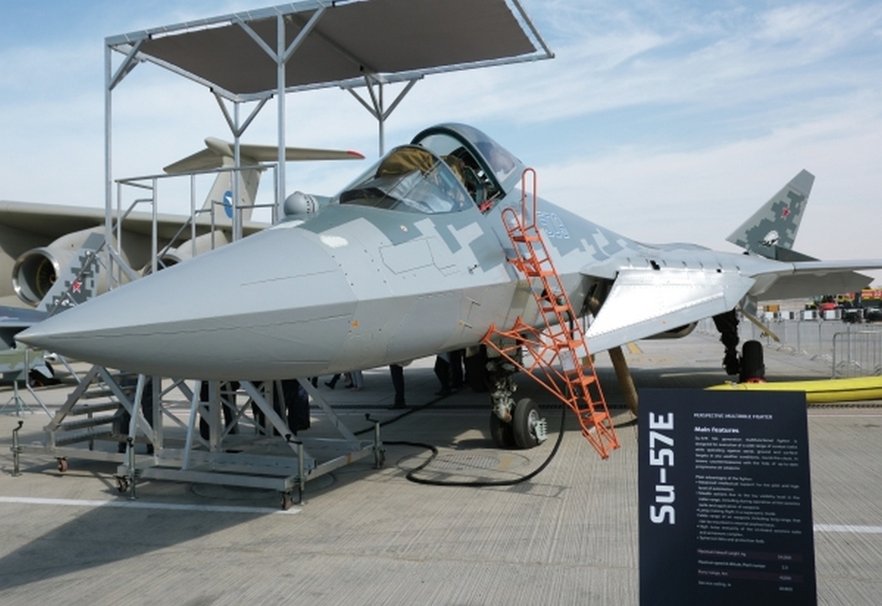 Российский истребитель Су-57Э на Международном авиационно-космическом салоне Dubai Airshow 2025.