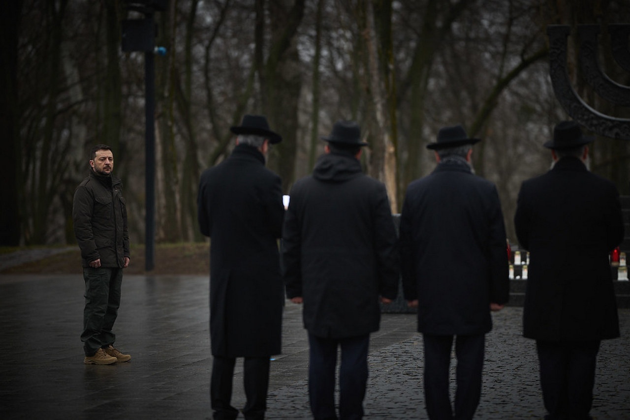 Зеленский и раввины у памятного знака «Менора» на территории Национального историко-мемориального заповедника «Бабий Яр», 26 января 2025 г.