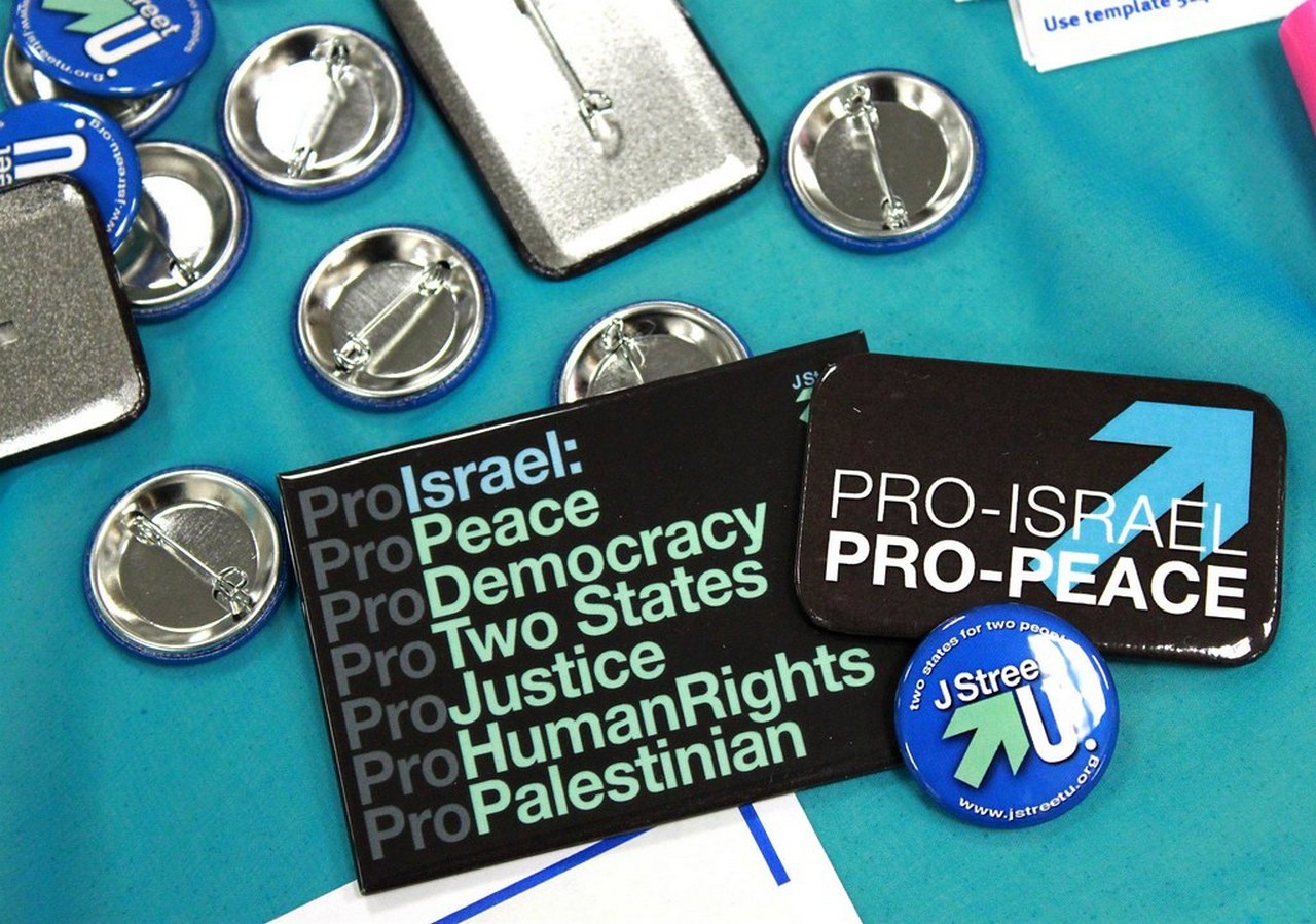 J Street предлагает поиск мирных путей решения конфликта на Ближнем Востоке через диалог и ненасильственные методы разрешения конфликтов.