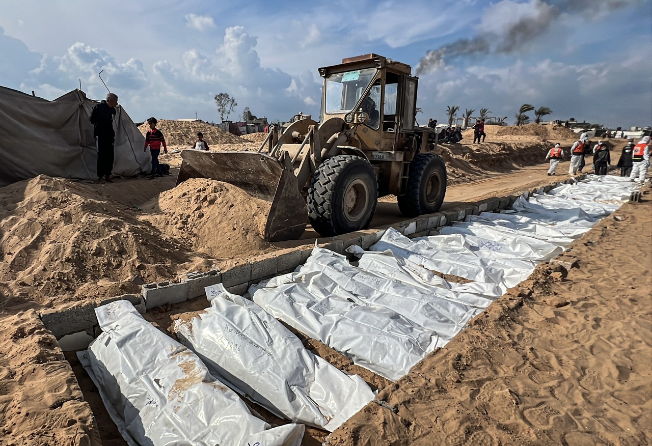 Тела неопознанных палестинцев хоронят в братских могилах, Дейр-эль-Балах, сектор Газа, 14 ноября 2025 г.