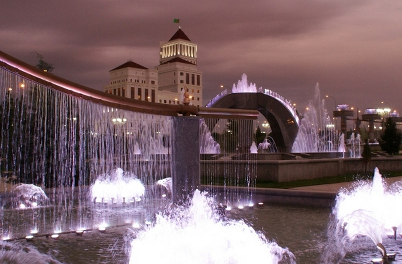 Вечерний Ашхабад не хуже вечернего Грозного. Но за свой счёт.