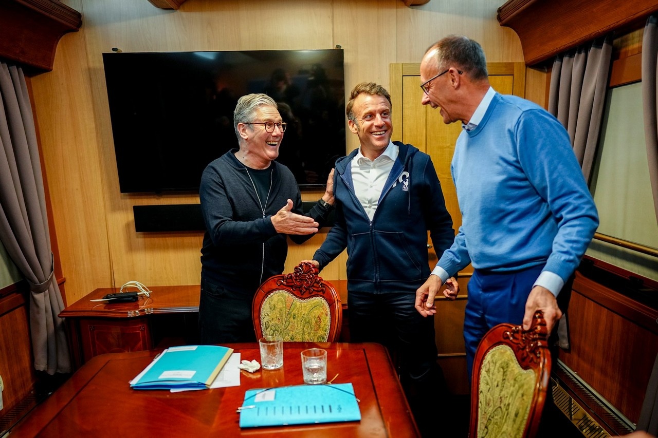 Француз Макрон, немец Мерц, англичанин Стармер - трое в одном купе, не считая Зеленского.