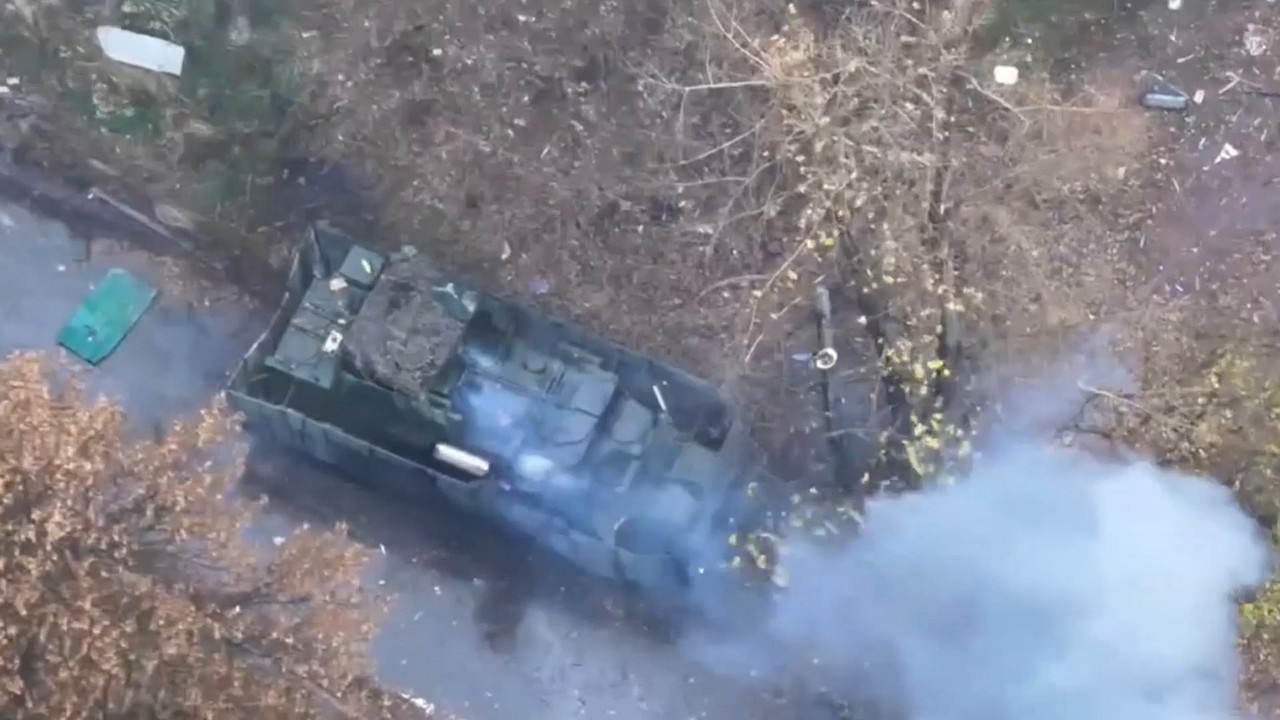 Расчёты БПЛА группировки войск «Центр» уничтожили очередной бронетранспортёр противника.