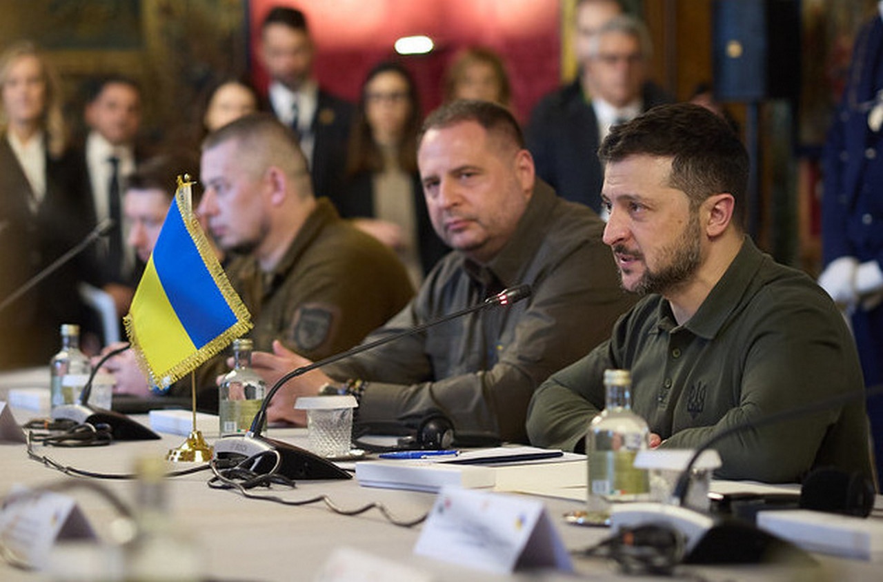 Организованное преступное сообщество. В народе его называют администрацией Зеленского.