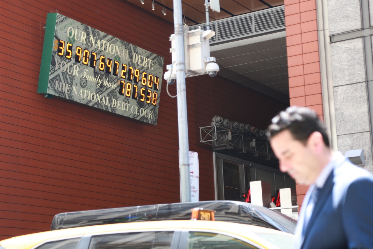 Счётчик государственного долга США в Нью-Йорке.