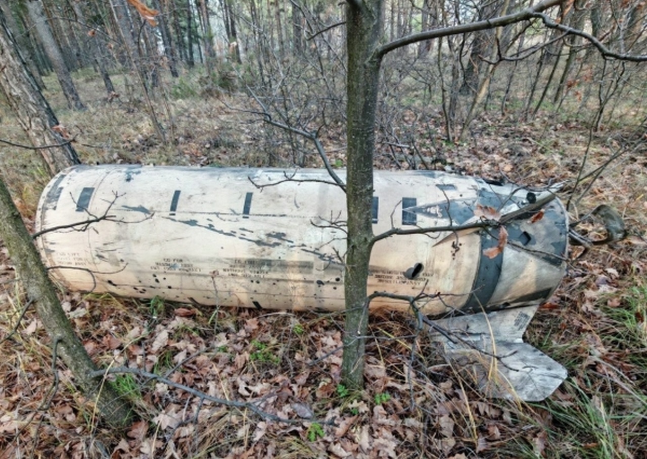 Обломки сбитой российской ПВО ракеты ATACMS, выпущенной ВСУ по Воронежу.