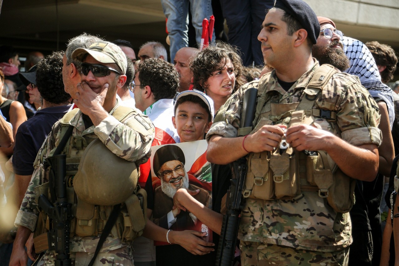 Мальчик с фотографией убитого лидера «Хезболлы» Хасана Насраллы между солдатами ливанской армии.