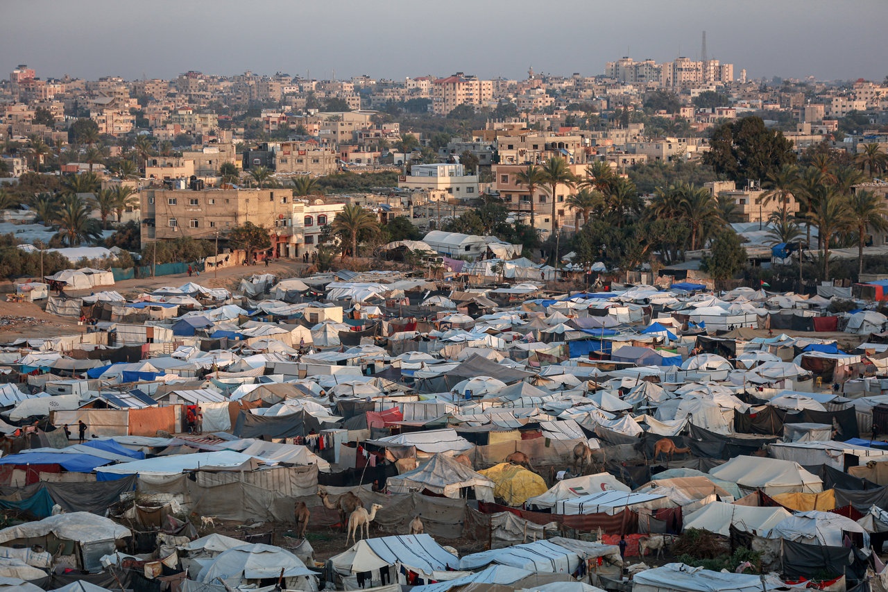 Семьи вынужденных переселенцев живут в самодельных палатках недалеко от города Эз-Завайда в центральной части сектора Газа.