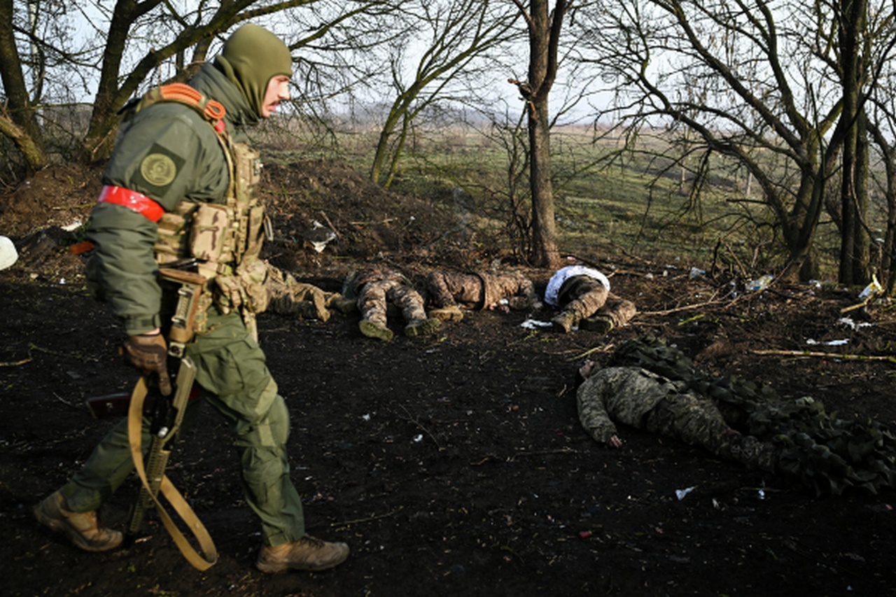 Тела военнослужащих ВСУ на территории, освобождённой российскими военнослужащими.