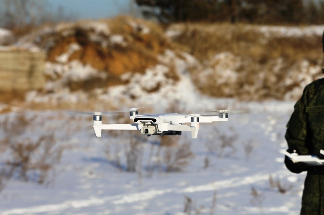 В Хабаровском крае с военнослужащими инженерного соединения ВВО состоялись занятия по дистанционному разминированию с применением БПЛА.