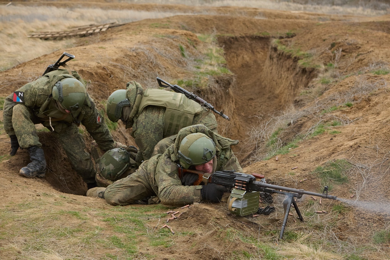 Пулемётчик прикрывает группу эвакуации в ходе тренировки на полигоне Южного военного округа.