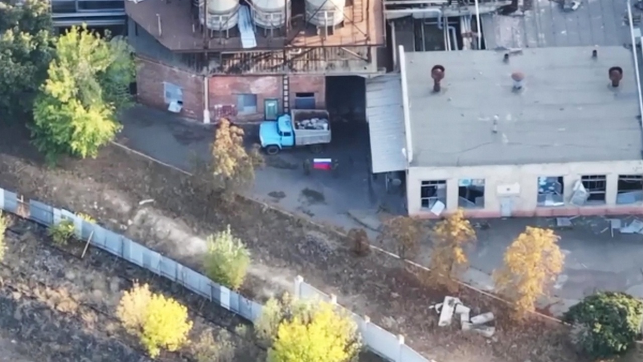 Реалии сегодняшнего дня: наши бойцы развернули триколор в Купянске, территория которого перешла под полный контроль российских военных.