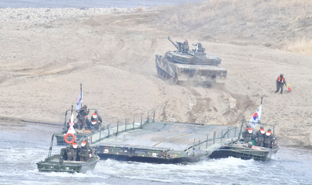 Южнокорейские и американские войска во время совместных учений по переправе через реку вблизи границы с Северной Кореей.