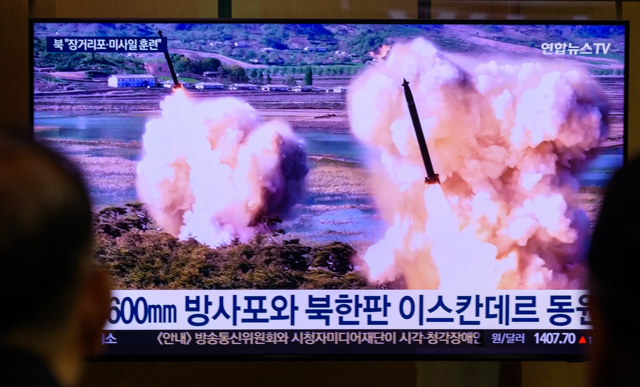 В Южной Корее смотрят репортаж об учении по нанесению ударов дальнобойной артиллерией и ракетными системами Корейской народной армии.