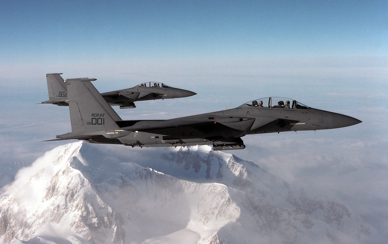 Тяжёлые всепогодные истребители четвёртого поколения F-15K.
