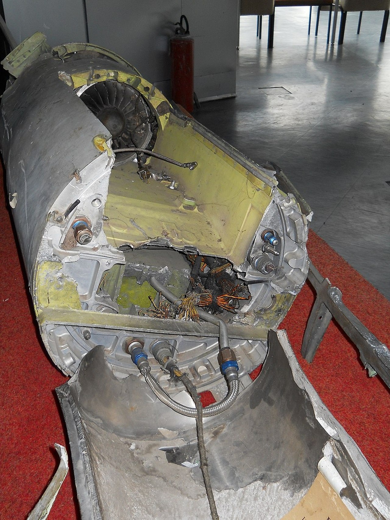 Остатки двигателя ракеты Tomahawk, сбитой во время бомбардировок Югославии в 1999 году. Музей авиации в Белграде.