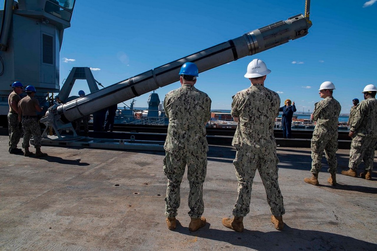 Команда поддержки подводных лодок передаёт ракету Tomahawk на ударную АПЛ класса «Лос-Анджелес».