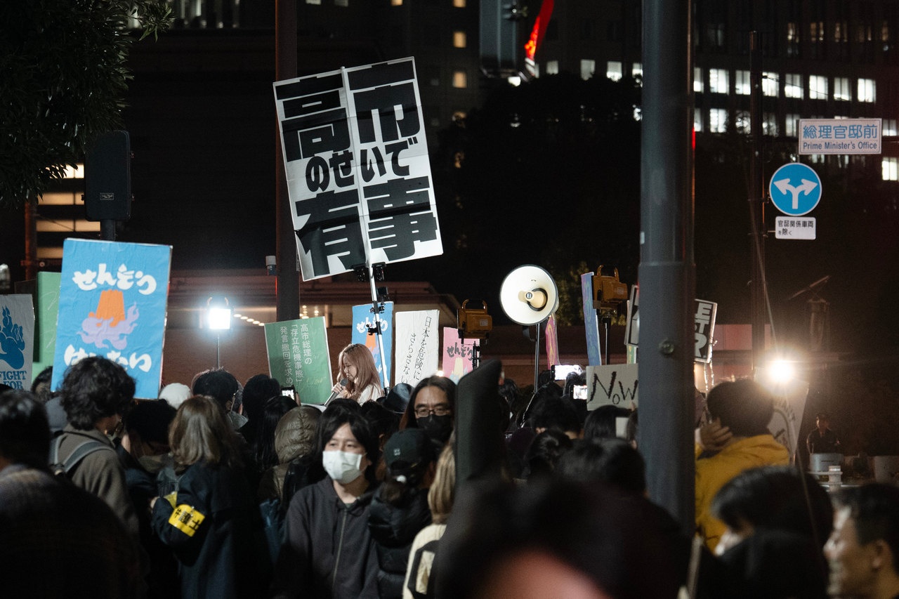 Заявление Такаити, что Токио может прибегнуть к военным мерам в случае нападения Китая на Тайвань, вызвали бурные протесты в Японии. 