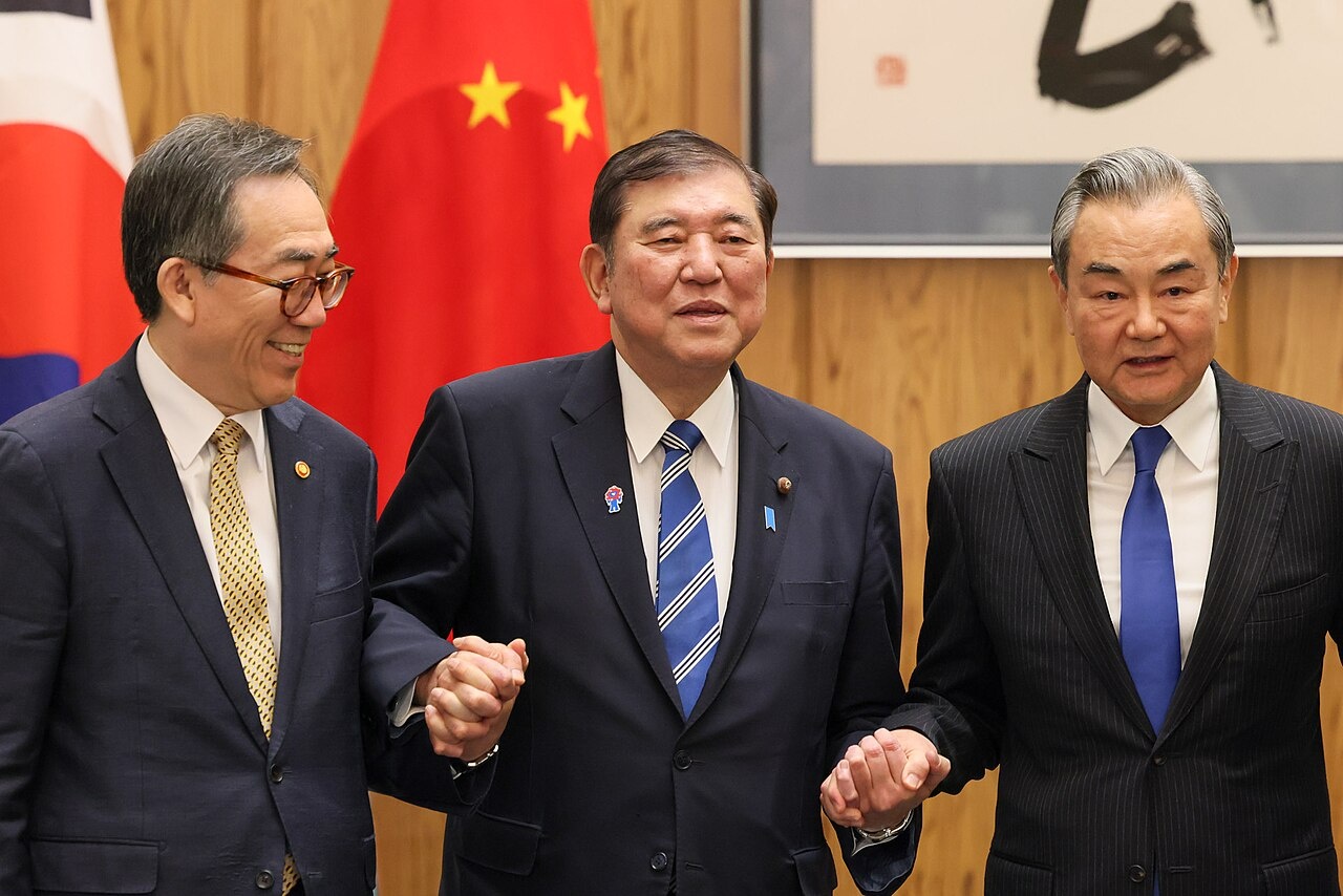 Сигэру Исиба (в центре) хотя и встречался с министрами иностранных дел Китая и Южной Кореи, но чёткого курса взаимоотношений с соседями у японского правительства не было.