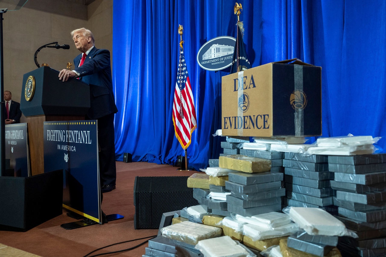Трамп выступает на фоне упаковок фентанила, изъятых Управлением по борьбе с наркотиками США.