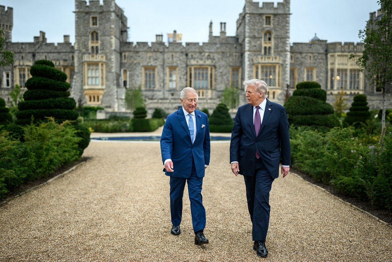 Дональд Трамп и король Карл III во время прогулки по Виндзорскому парку, 17 сентября 2025 г.