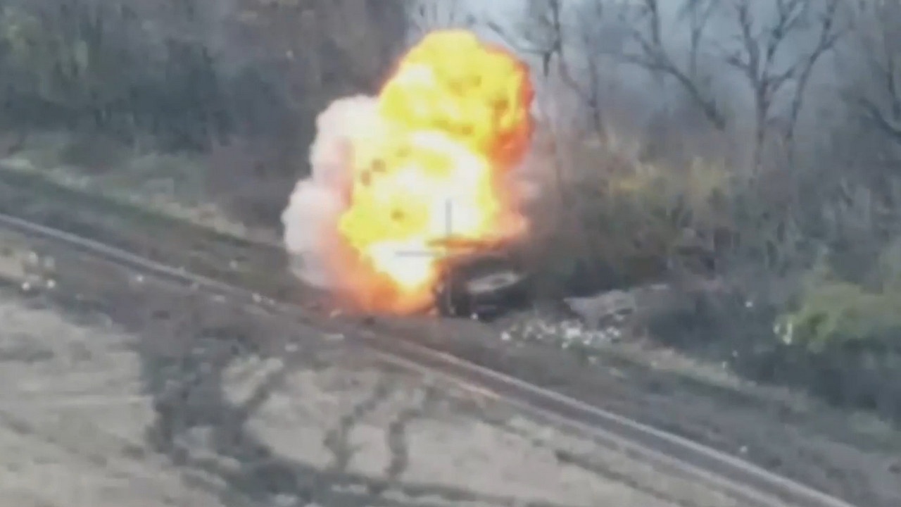 Операторы FPV-дронов уничтожили очередной бронеавтомобиль «Хаммер».