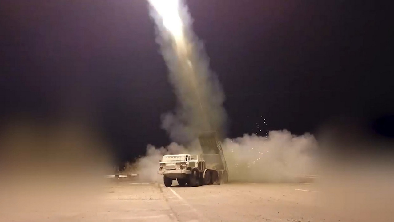 Морские пехотинцы отметили профессиональный праздник ночным артударом по позициям противника.