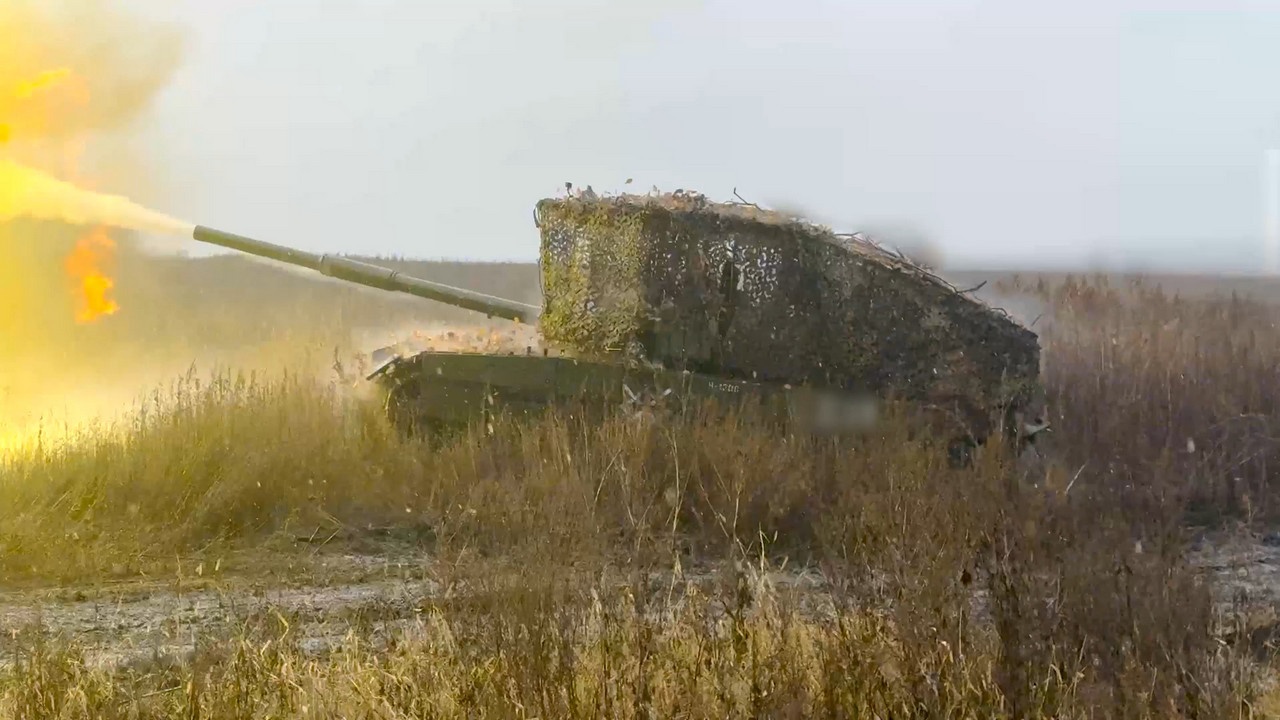 Экипажи танков Т-80БВМ уничтожили боевую технику и живую силу ВСУ на Харьковском направлении.