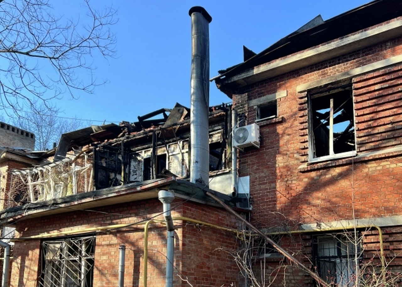 Последствия ночной атаки беспилотников ВСУ в Таганроге. Погибли три человека, ещё 10 ранены.