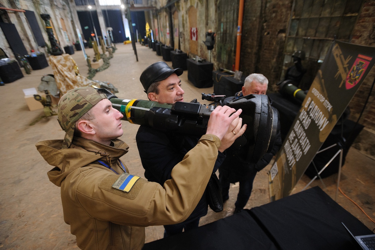 Кому Киев «толкает» противотанковые и зенитные комплексы, прибывшие из США?